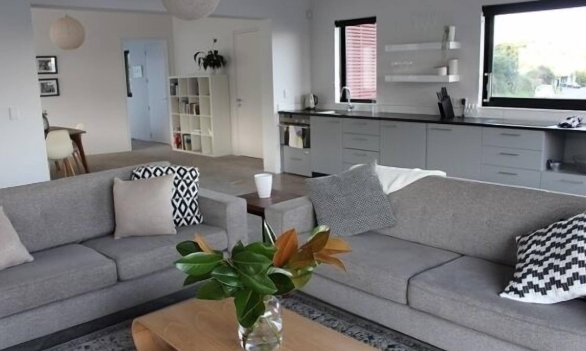 Surfdale Apartment | Modern, large, open plan 1 bedroom apartment
