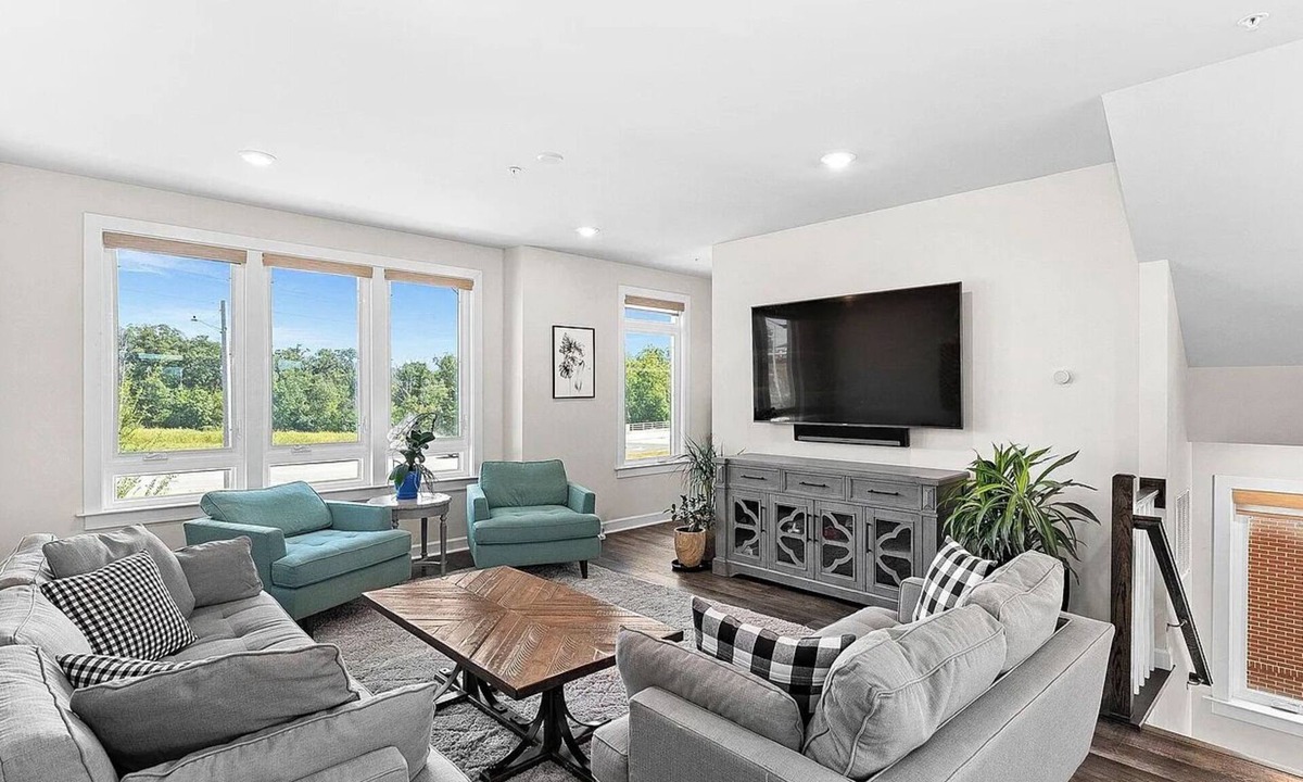 Leesburg House | Modern Leesburg 4BR+Loft - Sleeps 8 - Near Weddings & Wineries + EV