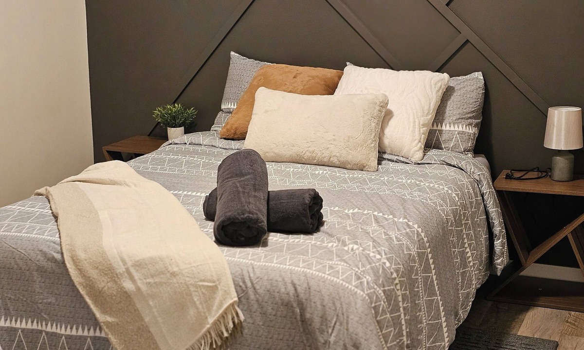 Southeast Calgary House | Modern Legal Suite - Separate Entry/Self Check-In