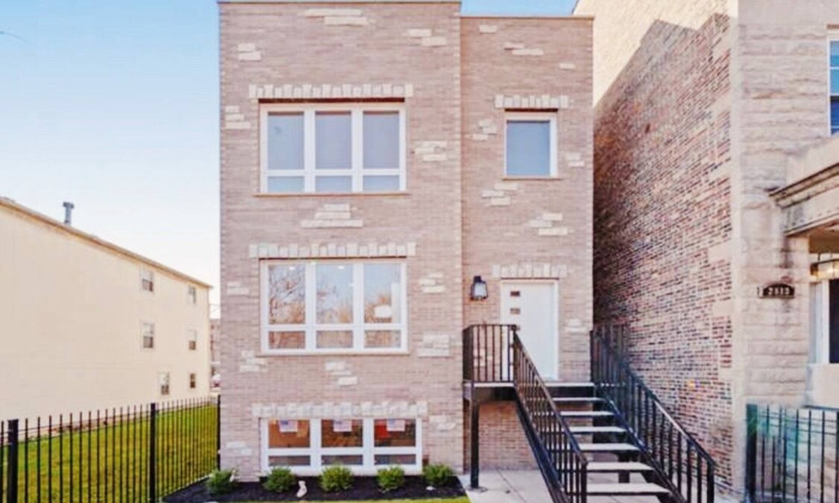 East Garfield Park House | Modern light filled 2BR Apt 5 min to West Loop! Sleep like a baby!