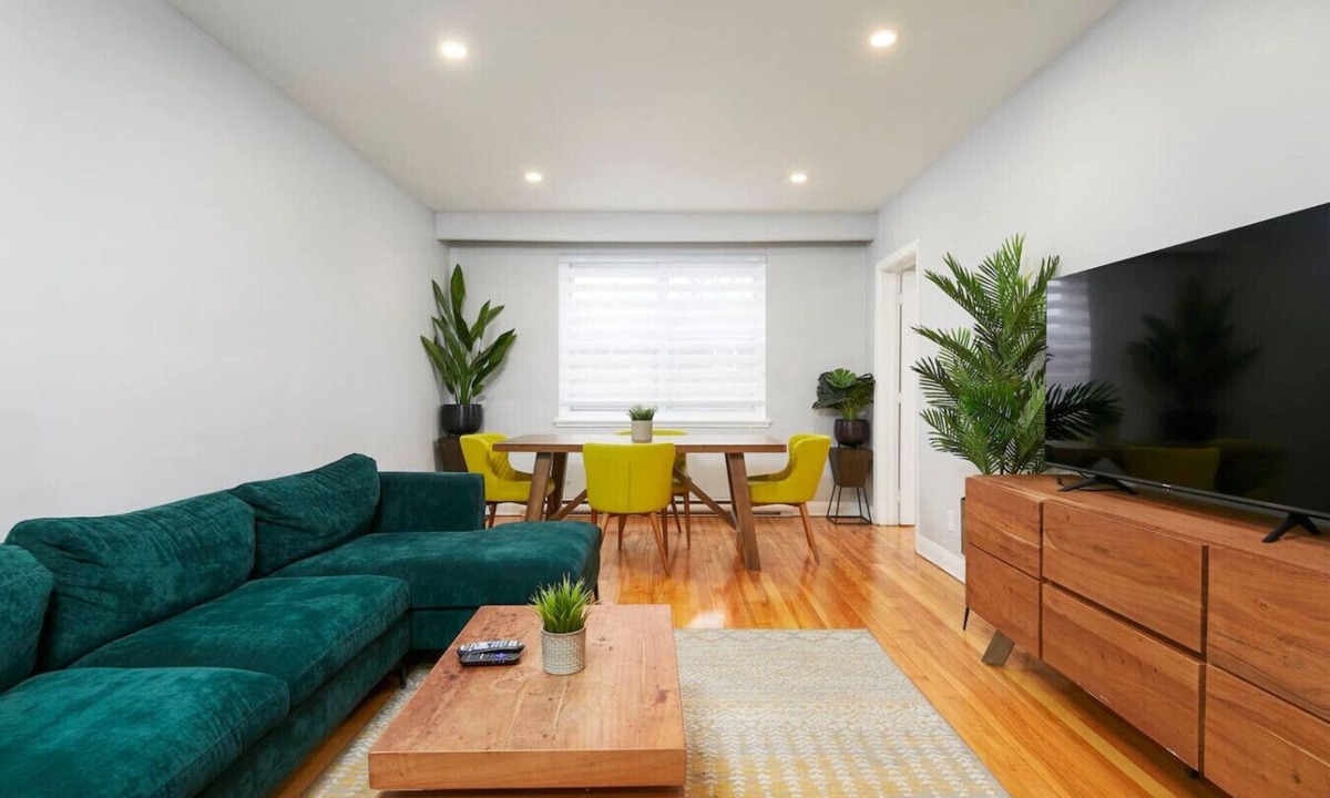 Cote-Des-Neiges—Notre-Dame-De-Grace Apartment | Modern Living – A Trendy 2BR in Montreal