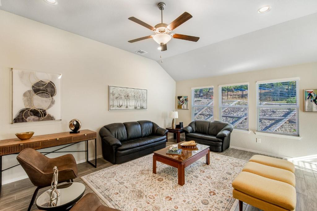 Highland Lake Estates House | Modern Living in Lago Vista