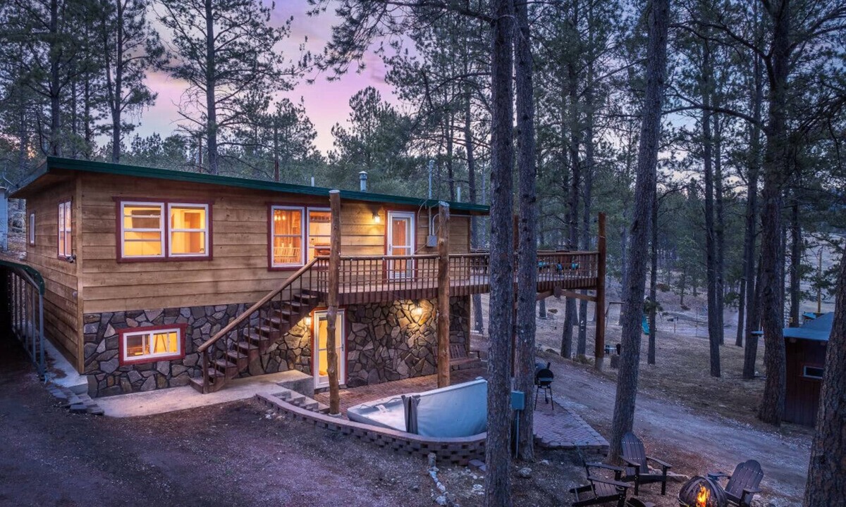 Custer House | Modern Lodge: Hottub + Huge Space + Views + Sauna