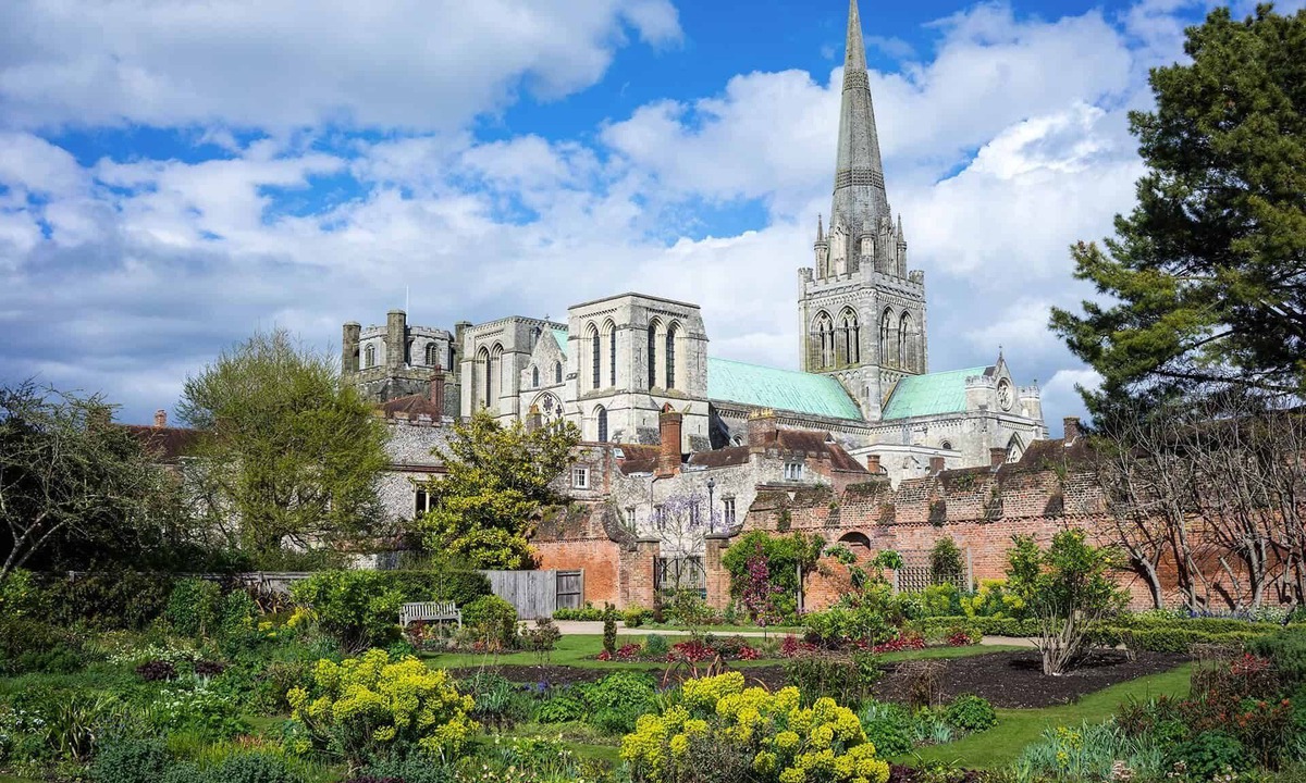 Chichester Cabin | Modern Lodge, Located in Tranquil Gardens