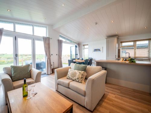 Totnes Cabin | Modern lodge on golf course with spa facilities