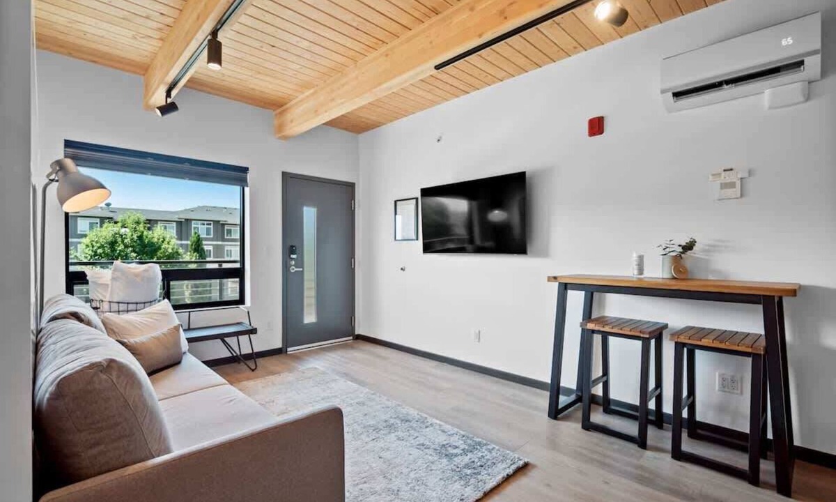 West Central Apartment | Modern loft close to Kendall Yards Suite-3