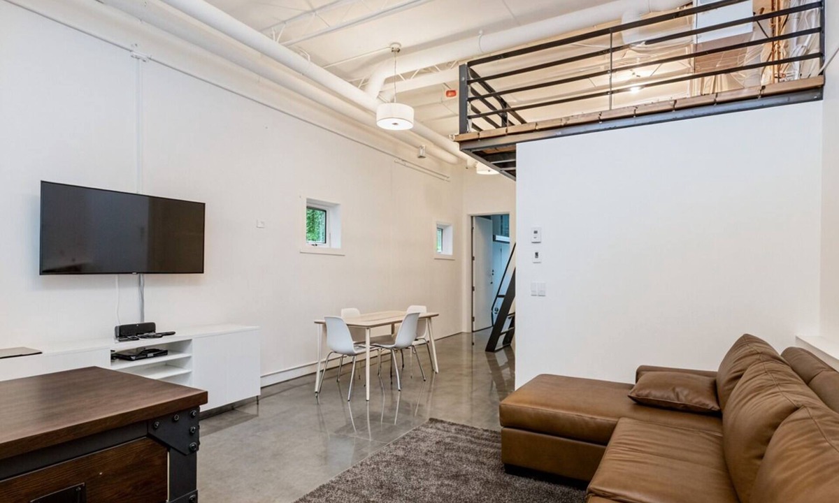 Bridgeland Apartment | Modern Loft Haven | BBQ, Sleeps 6 |