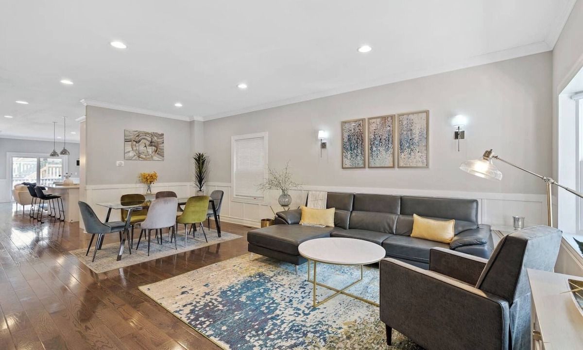 Avondale House | Modern Logan Square Luxury: 5 bedroom - sleeps 16!