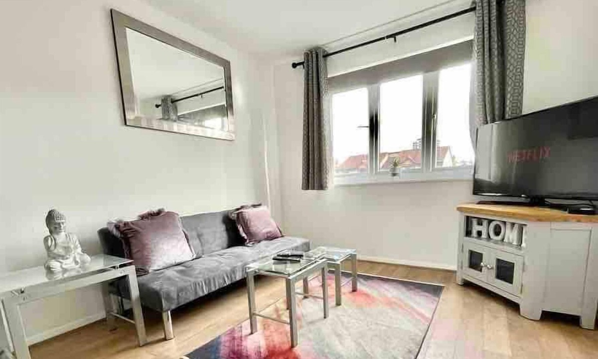 Deptford Apartment | Modern London flat with free parking