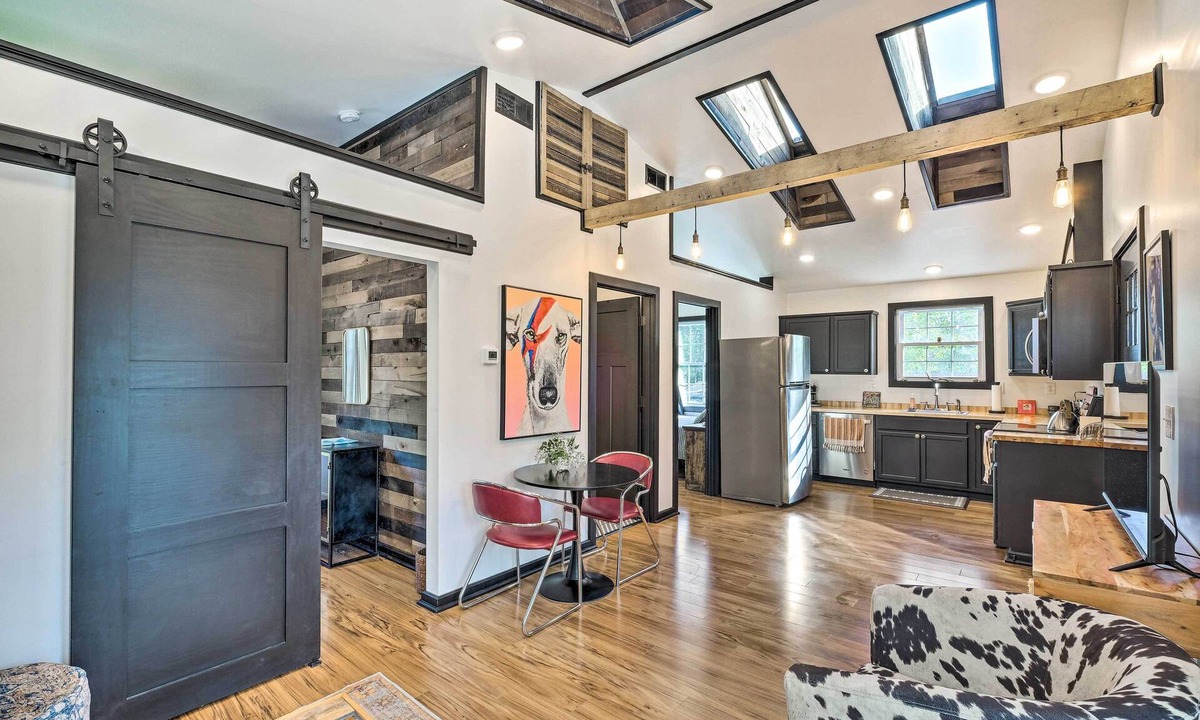 Cherokee Triangle Apartment | Modern Louisville Apartment w/Furnished Deck