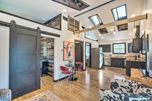 Cherokee Triangle Apartment | Modern Louisville Apartment w/Furnished Deck