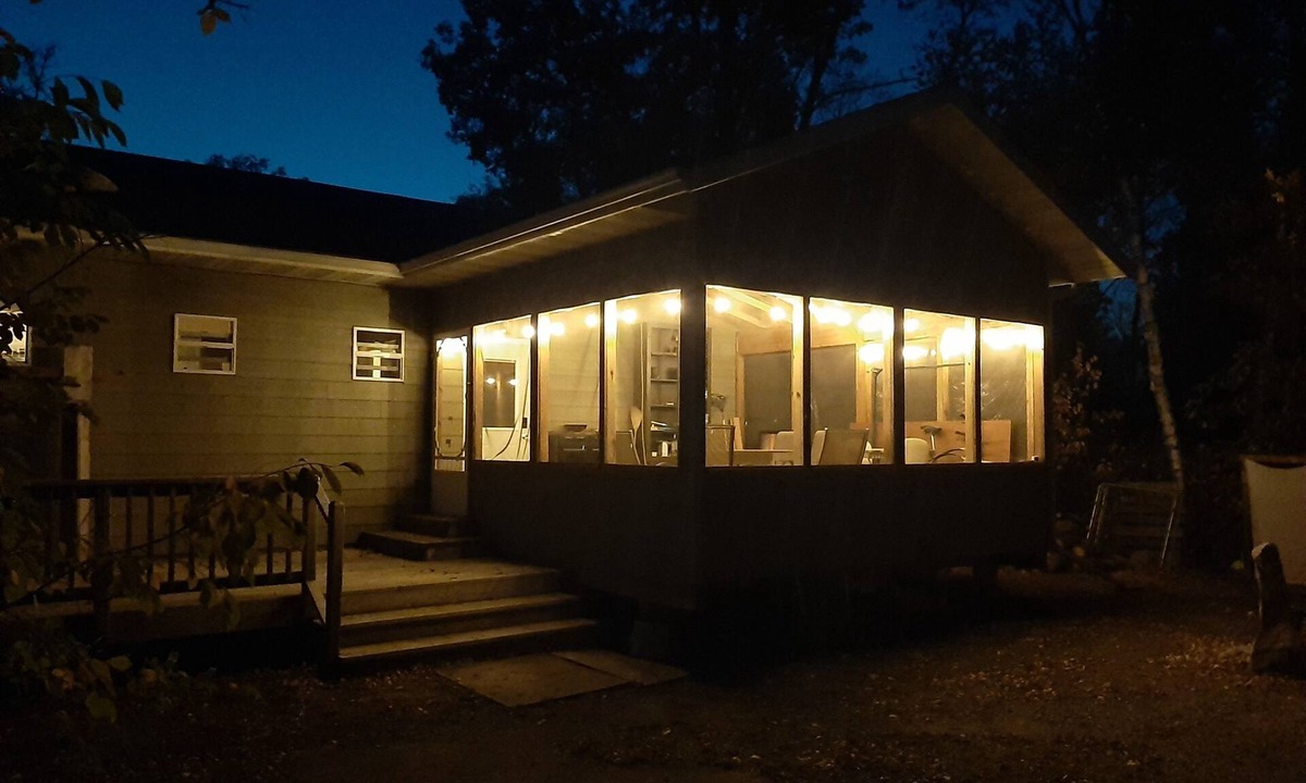 Grand Beach Cottage | Modern, lovely, cozy & quiet cabin 5 mins from the lake