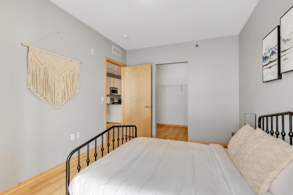Prospect Park Apartment | Modern Lux 1BR Flat and Gym