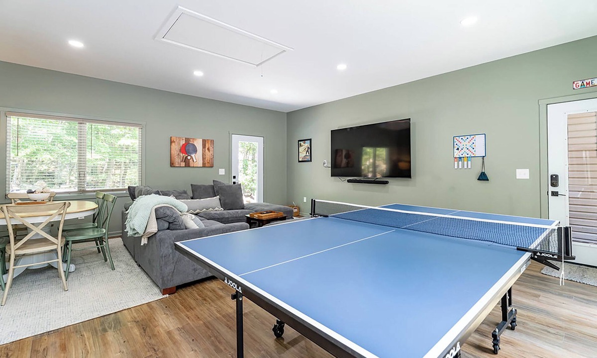 McGaheysville House | Modern-Lux Ski Retreat-Fireplace-Hot Tub-Space!