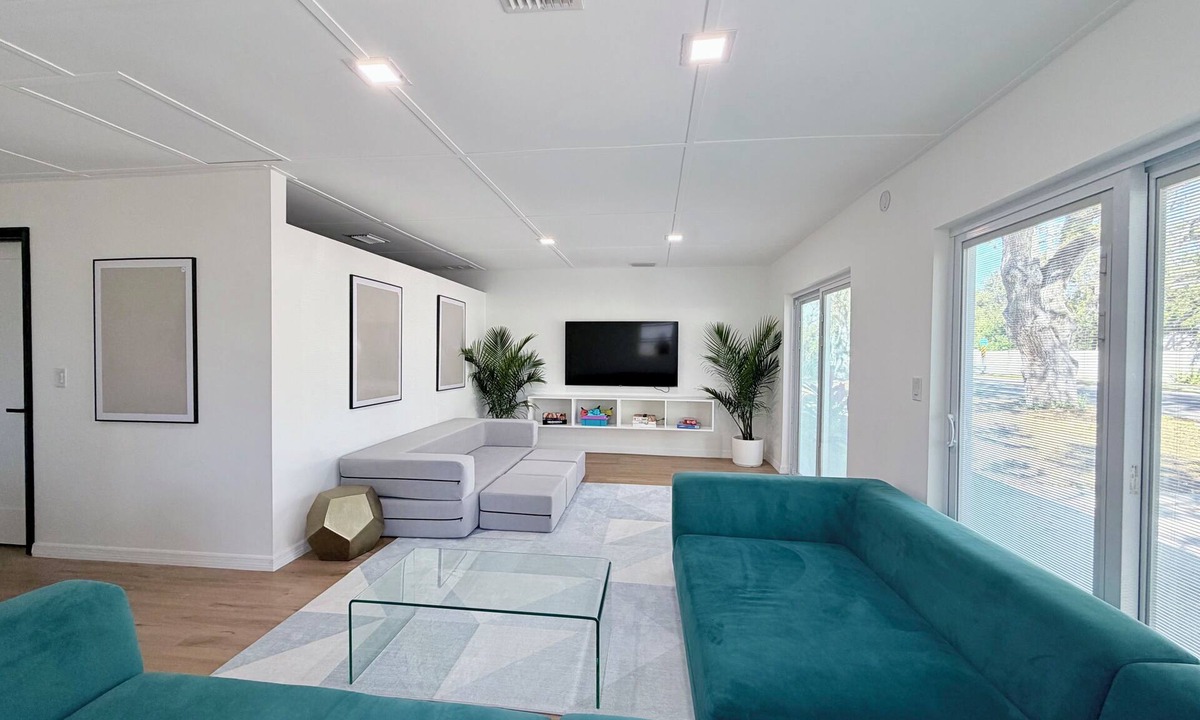Whitfield House | Modern Luxe king Suite~Minutes To Lido Beach + Activities + Eateries + Downtown.