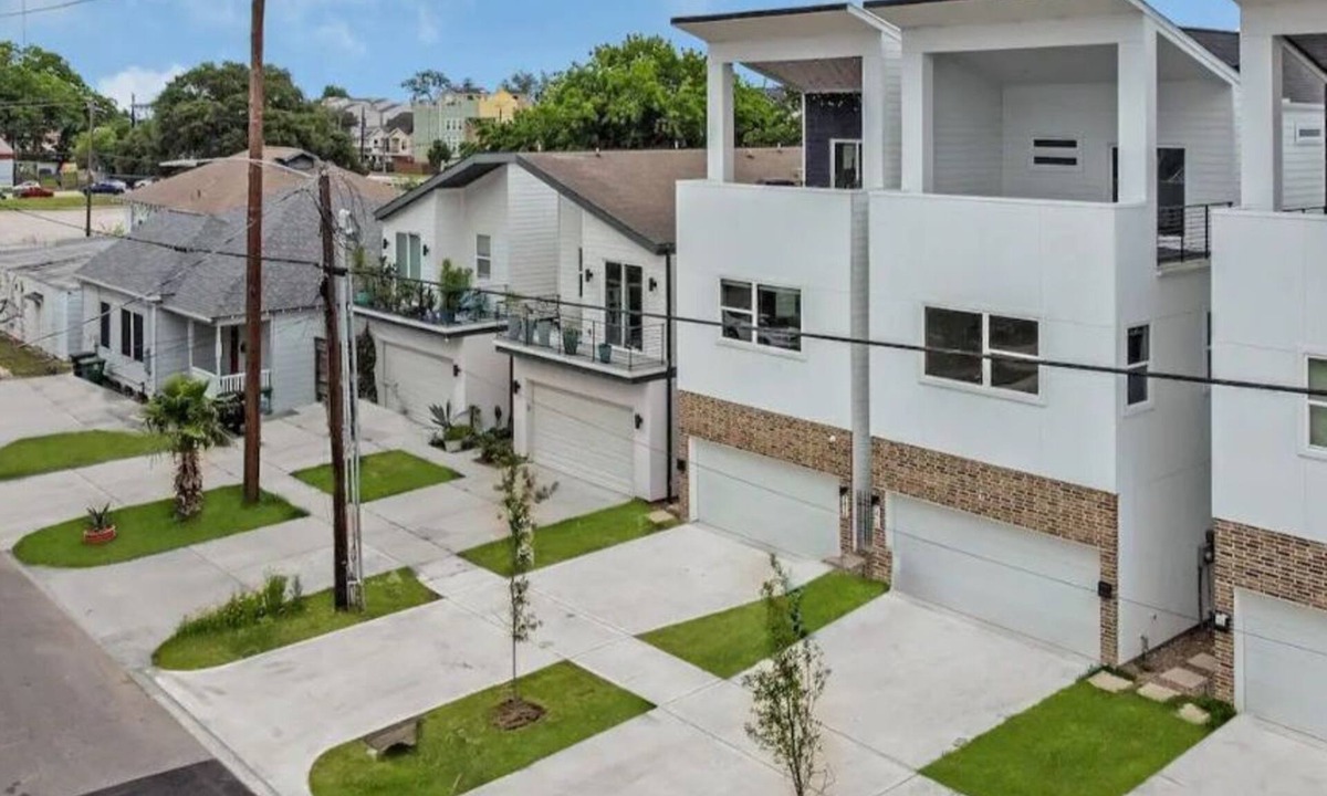 Central Business District House | Modern Luxe retreat in EaDo Downtown Houston few blocks from Minute Maid Park