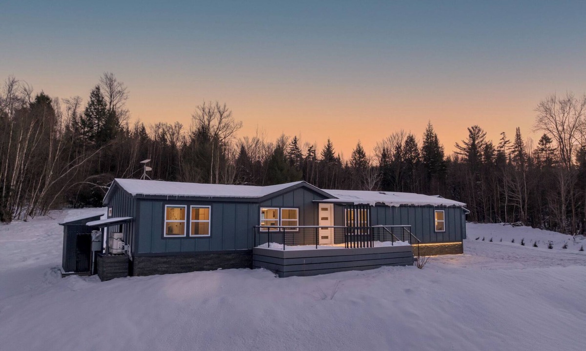 Newport House | Modern Luxe: Starlink, Heated Floors, EV Charging