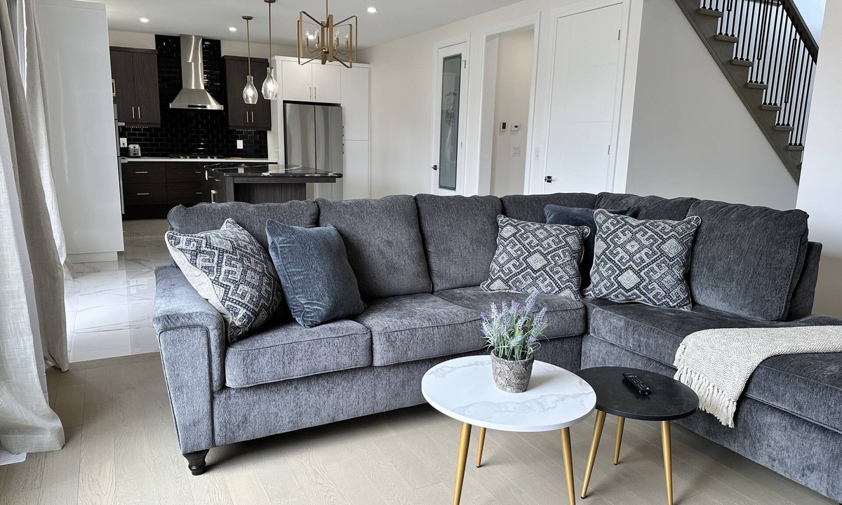 Boblo Island House | Modern Luxurious Getaway - minutes to riverfront, wineries, golf clubs
