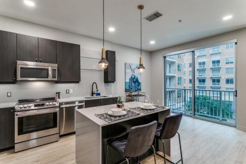 Cityplace Apartment | Modern luxury 1-bedroom in West Village