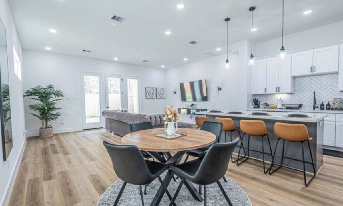 South Central Houston House | Modern Luxury 3BR Haven I 5Min -> Downtown Houston, NRG & Medical Center