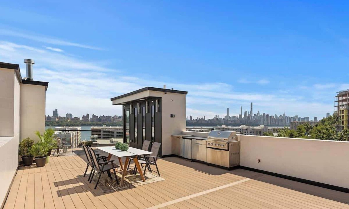 North Bergen Condo | Modern Luxury 4BR Townhome Den NYC Views
