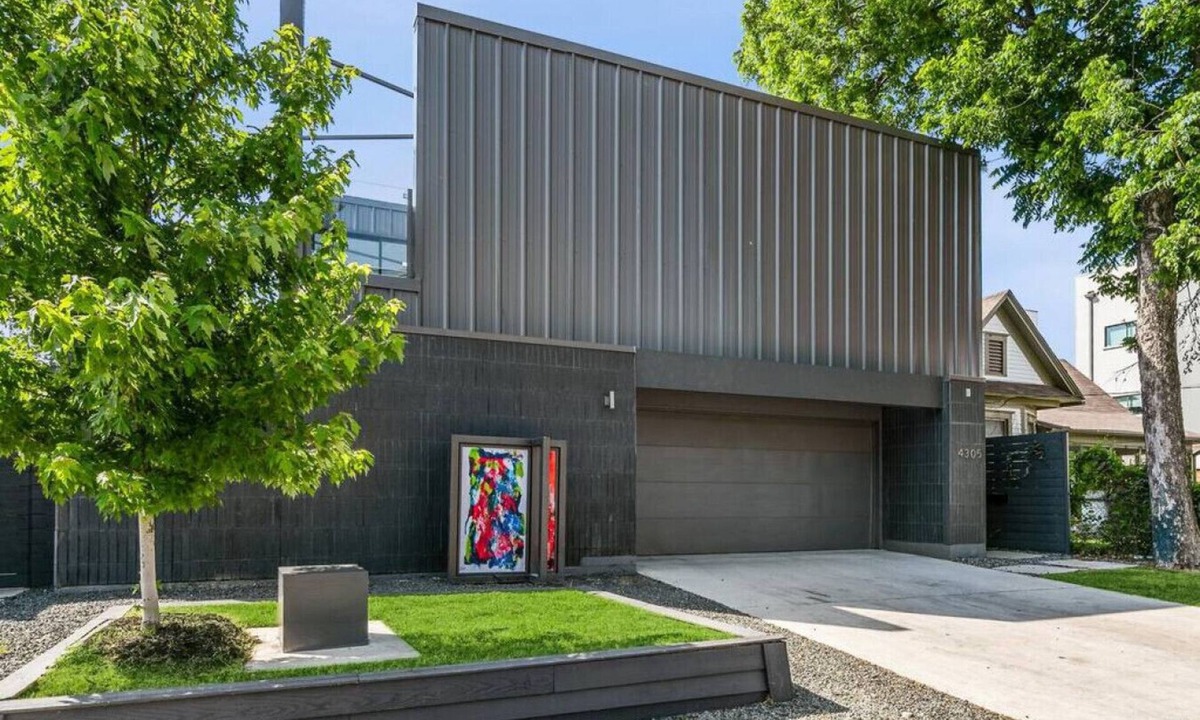Old East Dallas House | Modern Luxury 8 Bedroom/8 Bath Connected Duplex