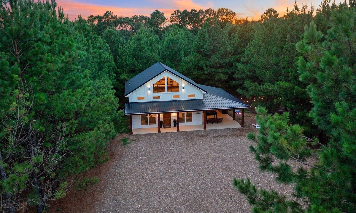 Broken Bow Cabin | Modern Luxury Cabin, Covered Patio, Hot Tub, Pet Friendly