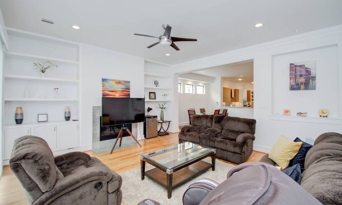 Hyde Park House | Modern Luxury Family Home in Montrose w/Parking!