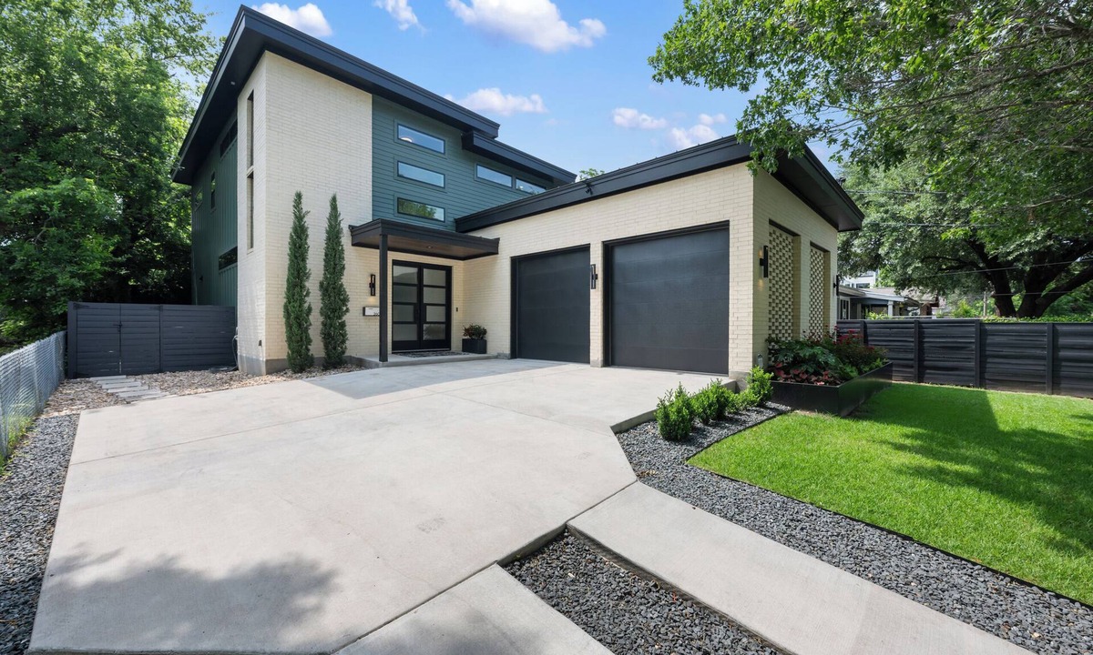 Dawson House | MODERN LUXURY HOME W/FABULOUS SHADED YARD! POOL! 5BR 4.5 BA HOME - SOCO & DT