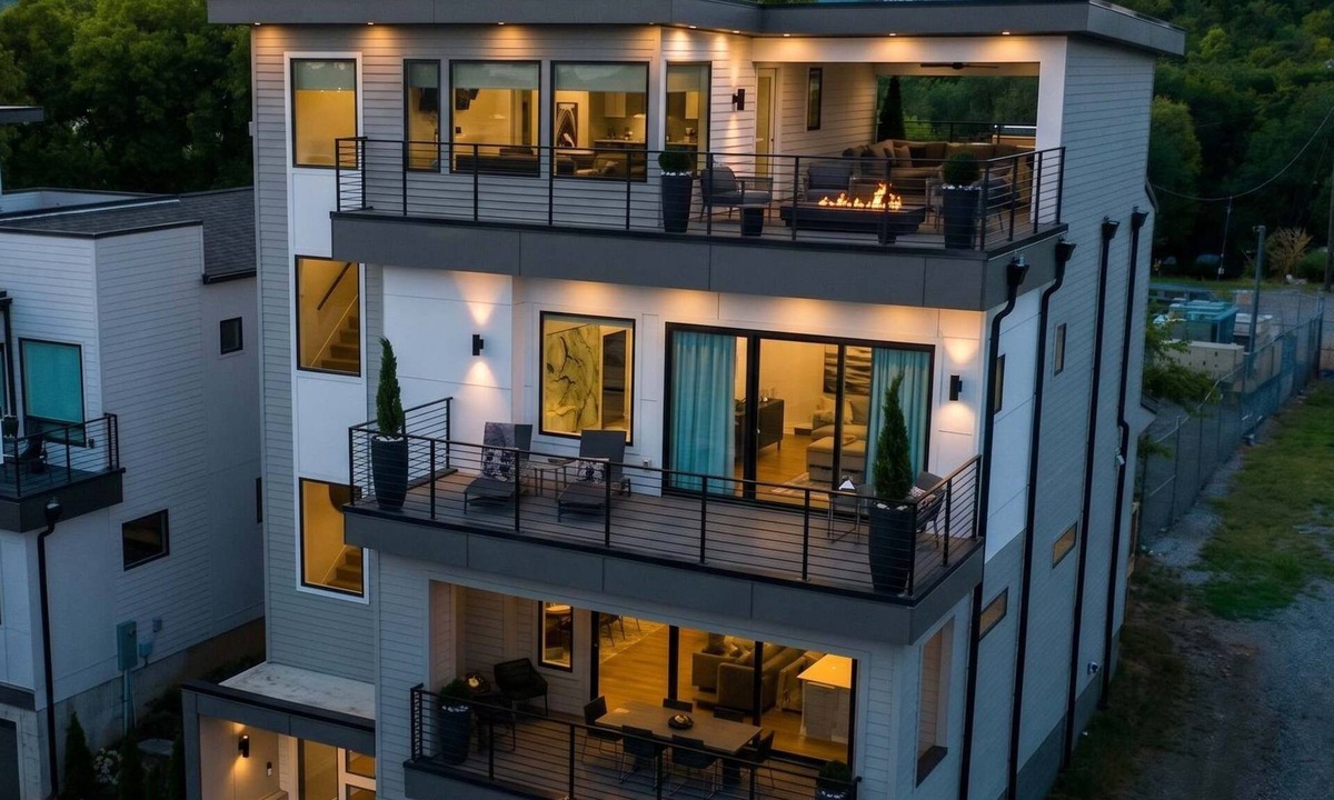 Talbot's Corner House | Modern Luxury! Hot Tub,Mini Golf,Elevator,Views