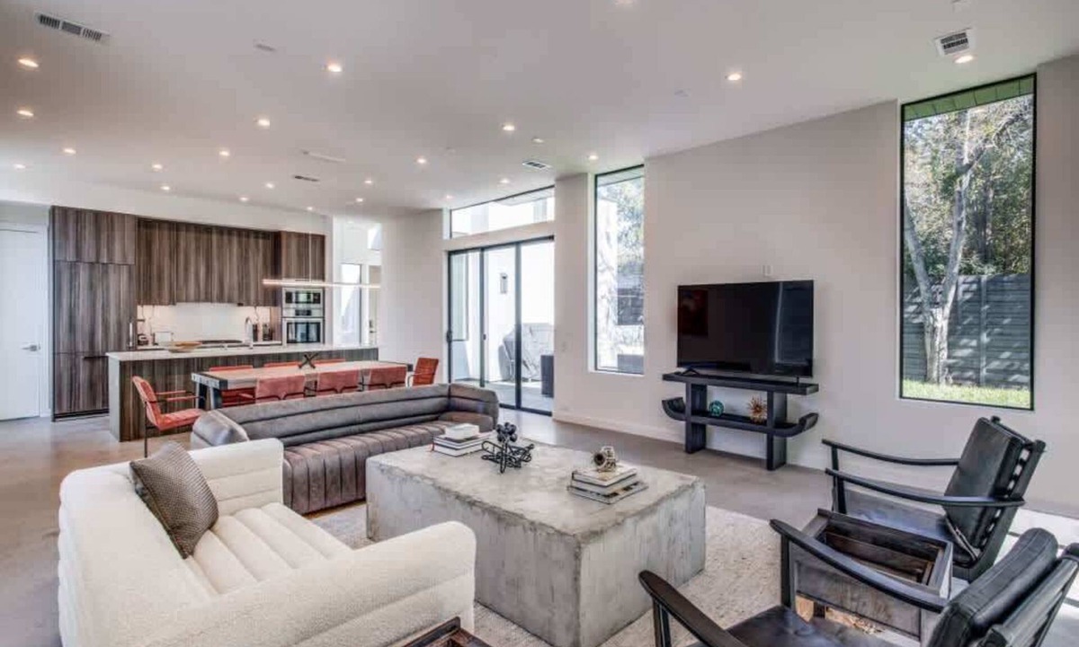 Northwest Dallas House | Modern Luxury Midway Hollow - Yard - Driem House