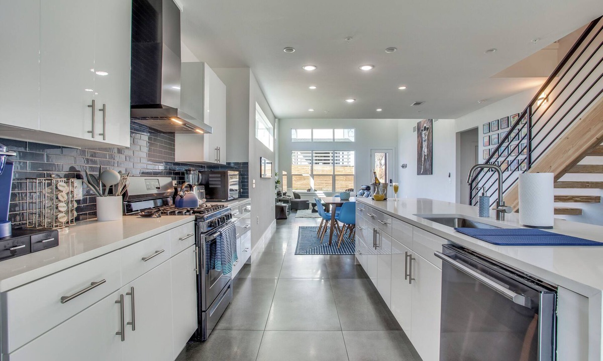 MLK House | Modern Luxury Oasis in the Heart of Austin - Private Backyard & Rooftop Deck