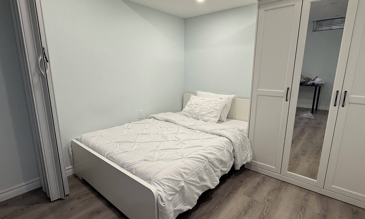 Norval House | Modern Luxury Private Suite 1 Den 1 Bath Parking