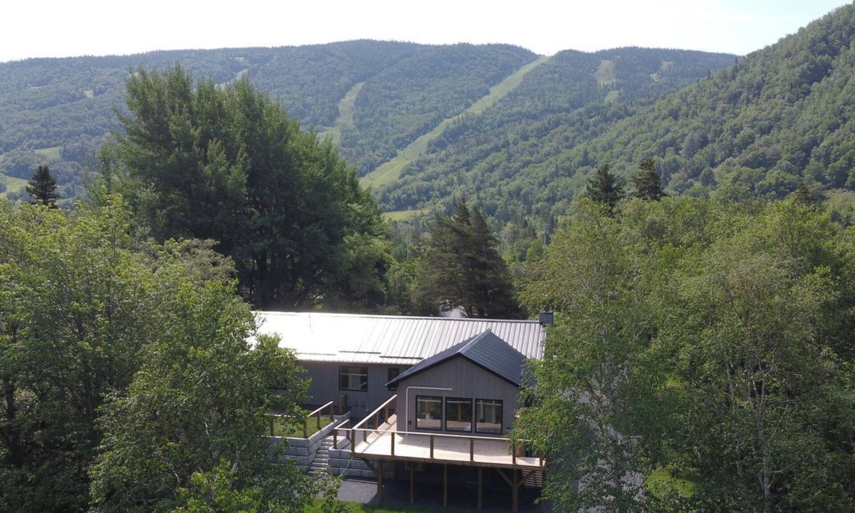 Steady Brook House | Modern luxury retreat on the Humber River, 5-minute walk from Marble Mountain!