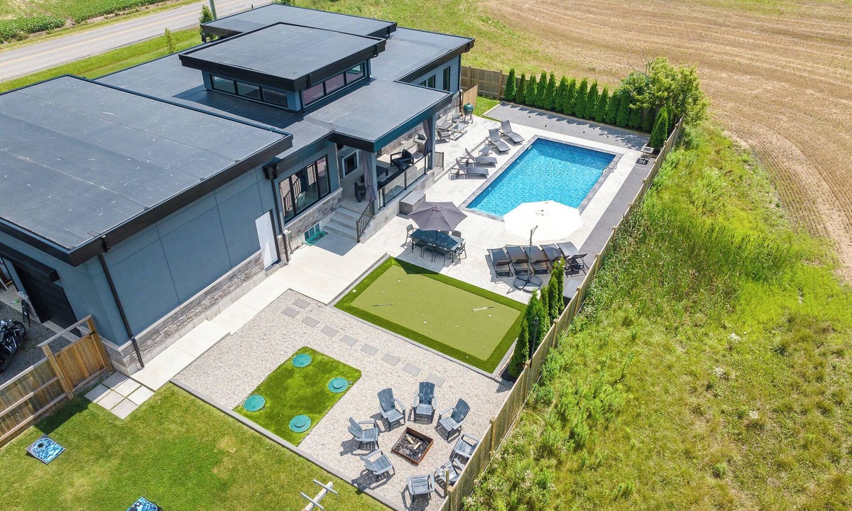 Niagara Falls House | Modern Luxury Retreat | Heated Pool, Theatre & Putting Green