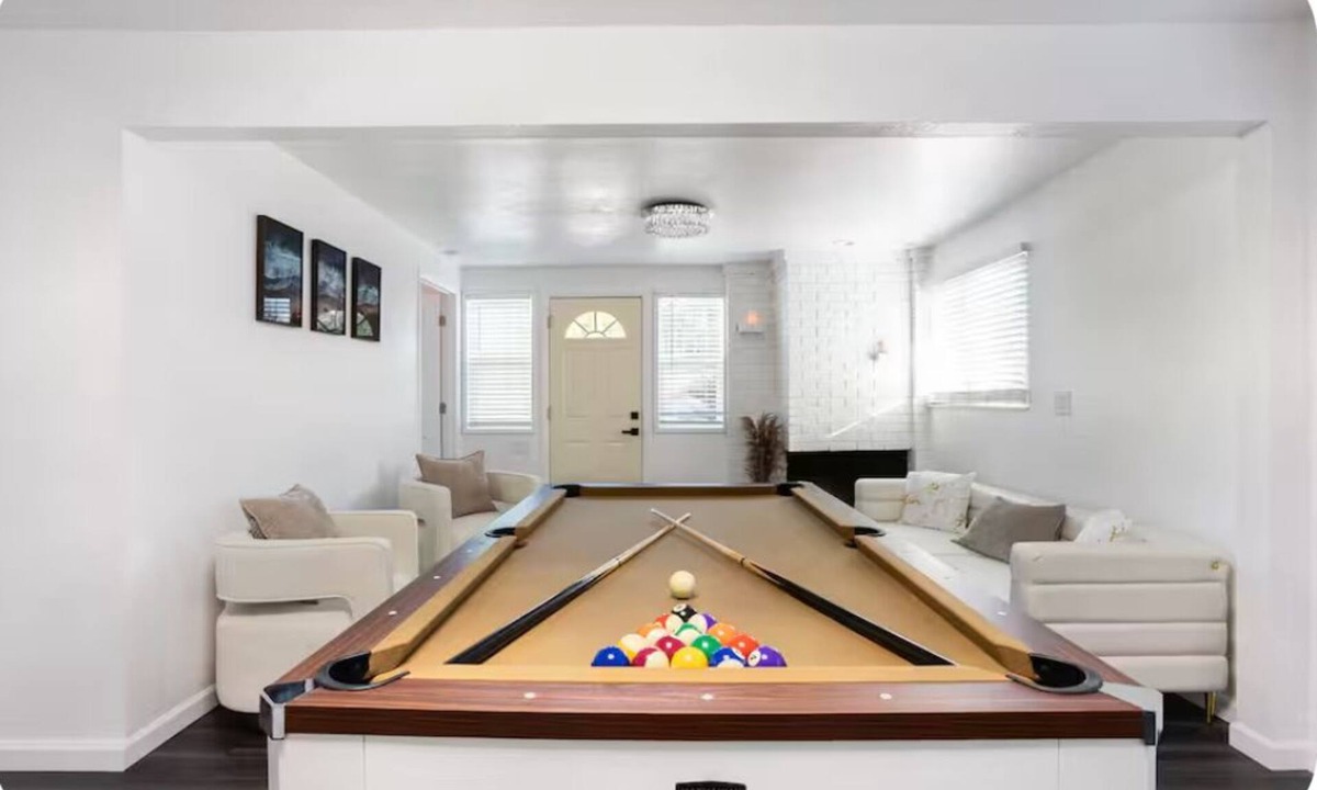 Jungle Terrace House | Modern Luxury St Pete Home w/Spacious, near Treasure Island Beach, sleeps 8
