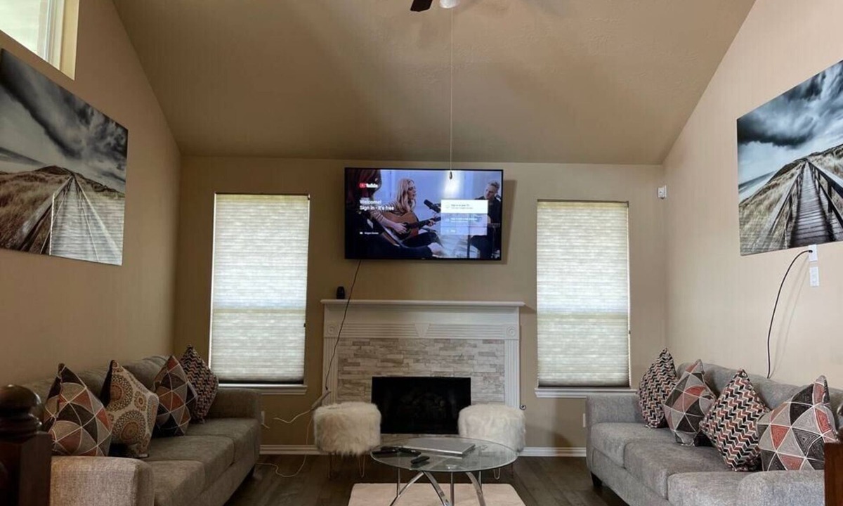 Humble House | Modern Luxury Stay , near Houston Airport , smart appliances!