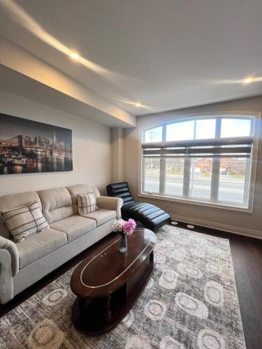 Oakville House | Modern Luxury Townhome with 2BR Balcony plus Parking - Happy Oaks