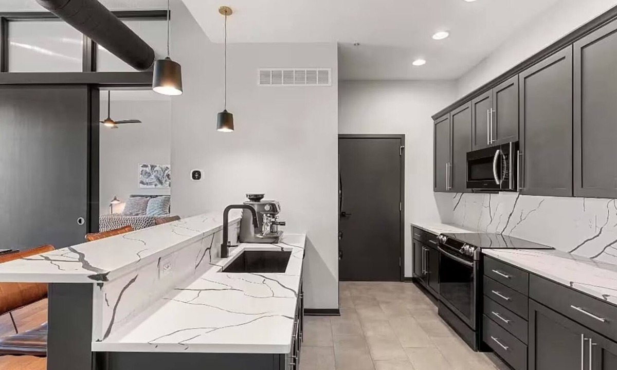 West Des Moines Condo | Modern Luxury West Des Moines Condo