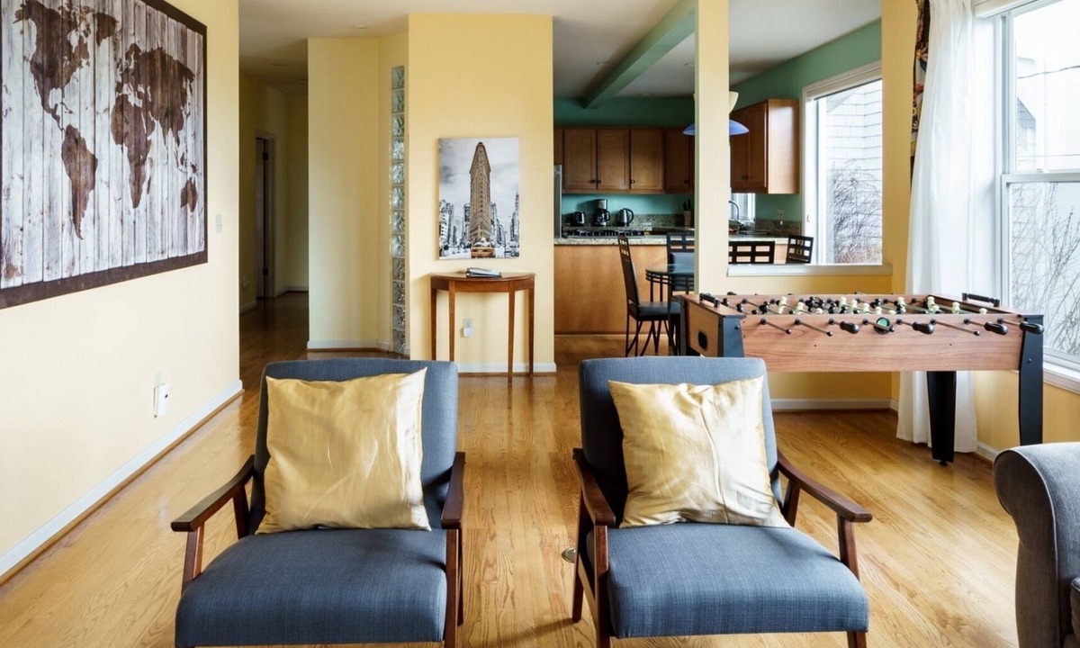 West Queen Anne House | Modern luxury with sunset views of the Puget Sound in historic Queen Anne