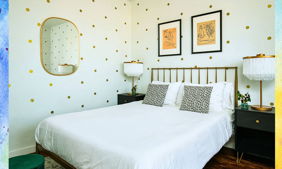 Westlake Apartment | Modern Magic: Queen Studio Retreat near DTLA!