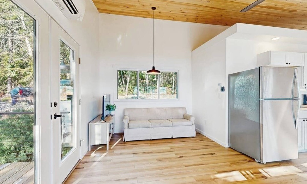 Sandy Point Hotel | Modern Maine cottage with river views, deck, and a convenient washer/dryer