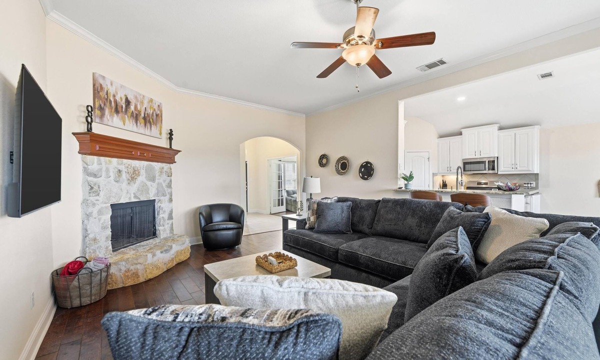 Denton House | Modern Manor 4BR Retreat