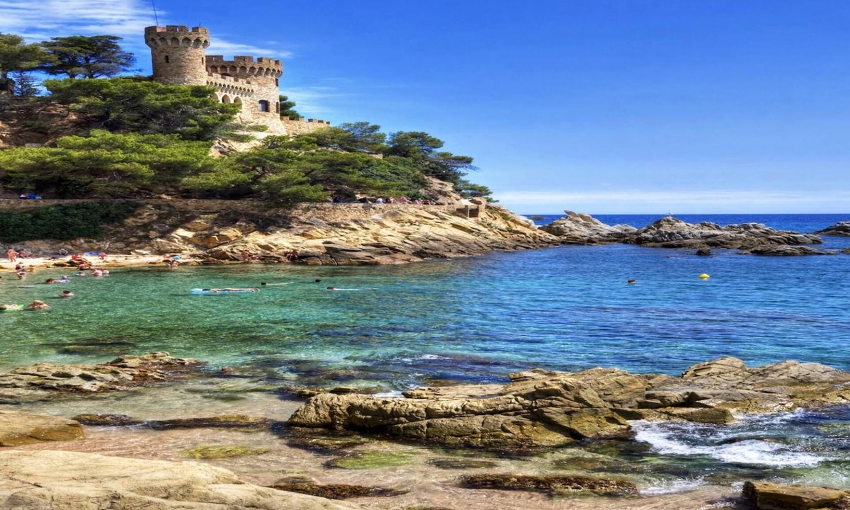 Sils Villa | Modern Marvel - 26km to Costa Brava beaches!