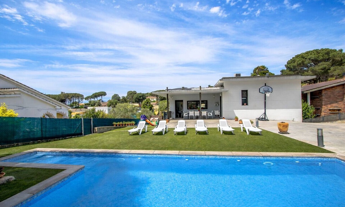 Sils Villa | Modern Marvel - 26km to Costa Brava beaches!