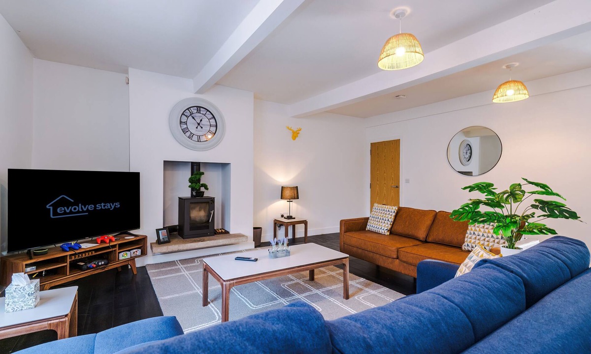 Northern Quarter House | Modern MCR 3BR Home Games 2.5 Baths Sleeps 8