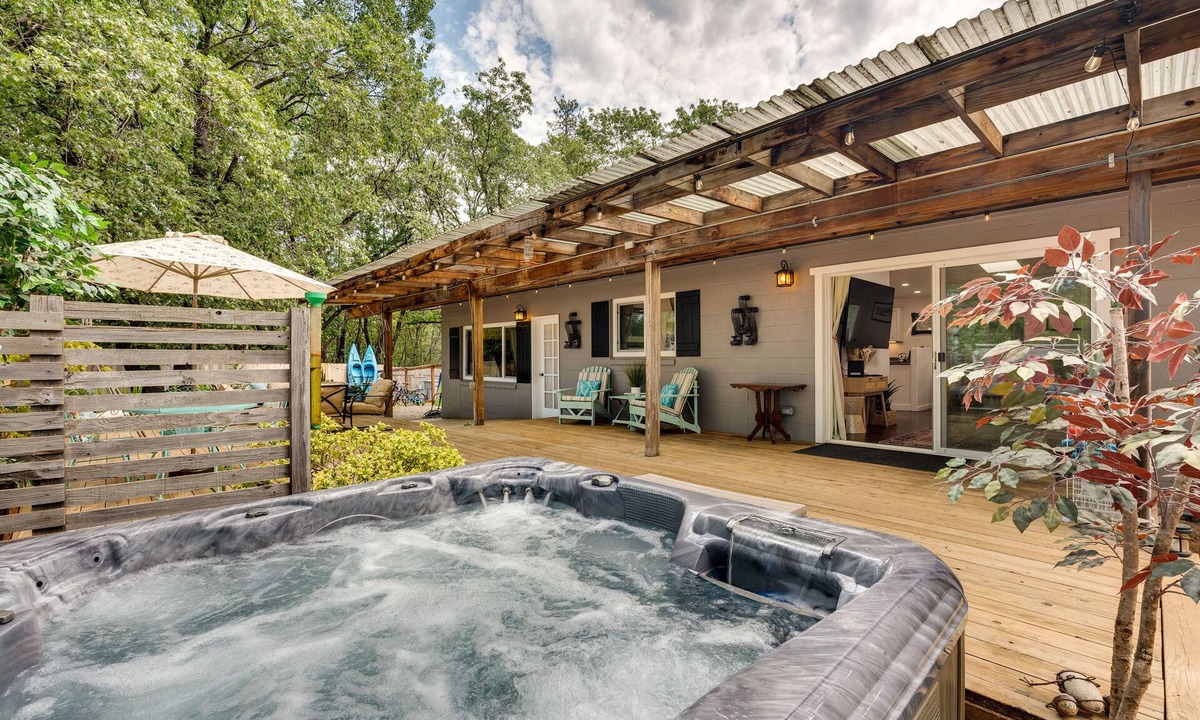 Meadow Vista House | Modern Meadow Vista Vacation Home w/Spacious Deck