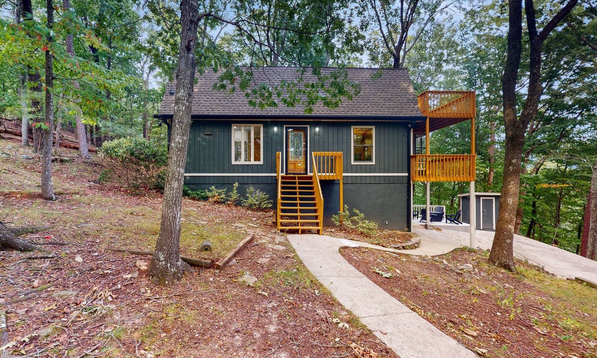 Jasper House | Modern meets rustic cabin, 2 outer decks, fire pit, pool table