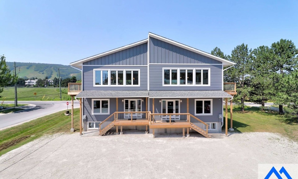 The Blue Mountains Ski Chalet | Modern Mega Lodge - 12 Bedrooms + Mountain View!