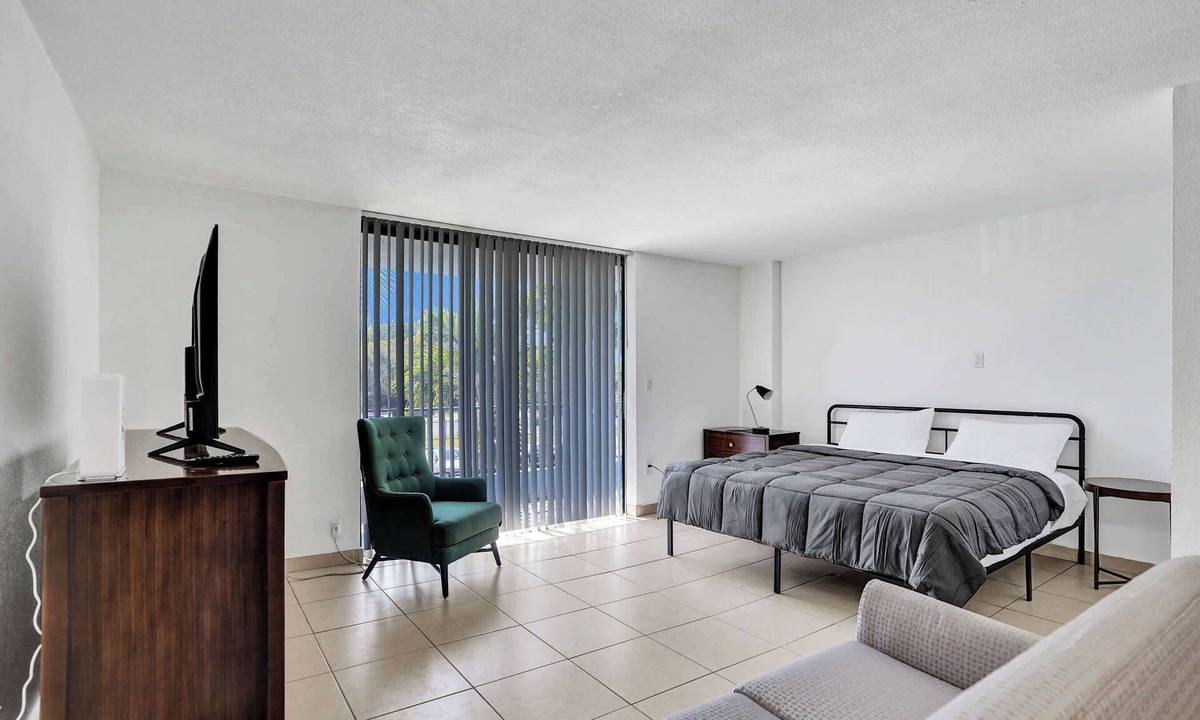 Golden Glades Apartment | Modern Miami Studio w King & Tub - 205